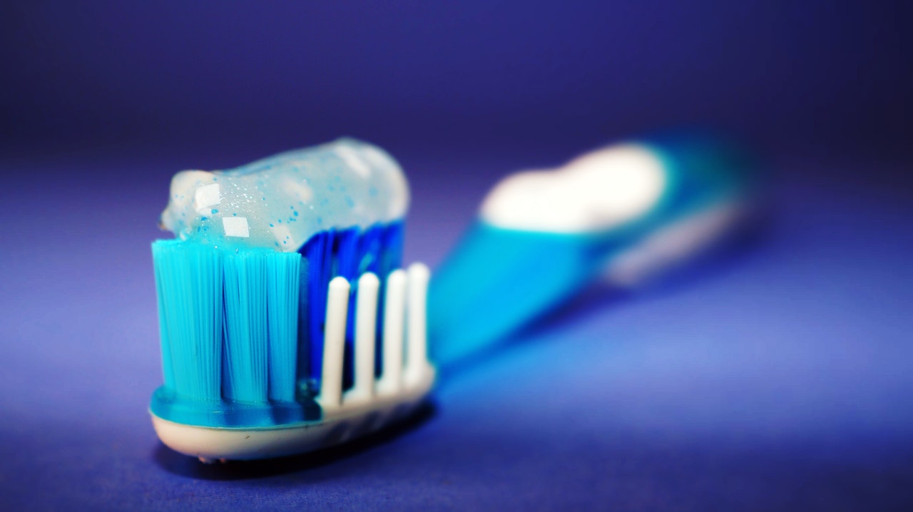 toothbrush with toothpaste for fighting cavities on front teeth