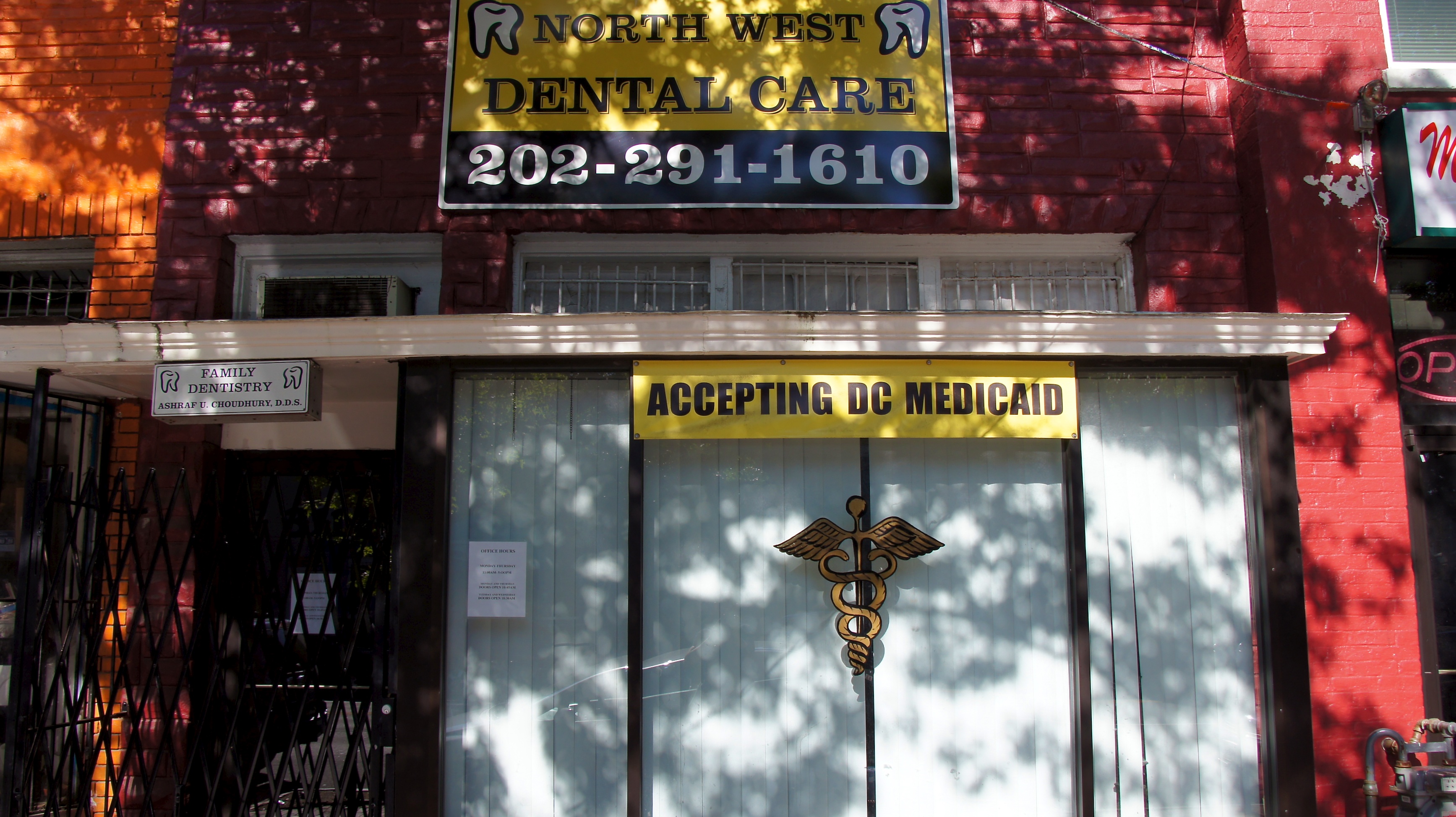 Front Facade Of A Dental Office With Sign That It Accepts Medicaid Dentist 